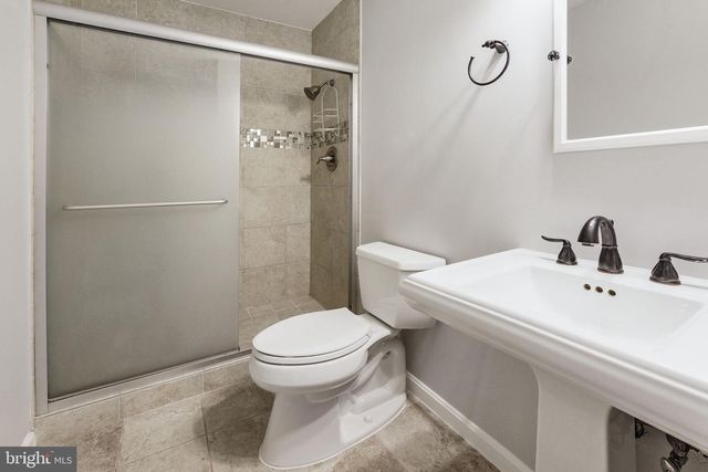 2018 SWAN TER, Alexandria, VA 22307