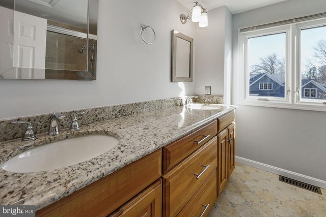 2018 SWAN TER, Alexandria, VA 22307