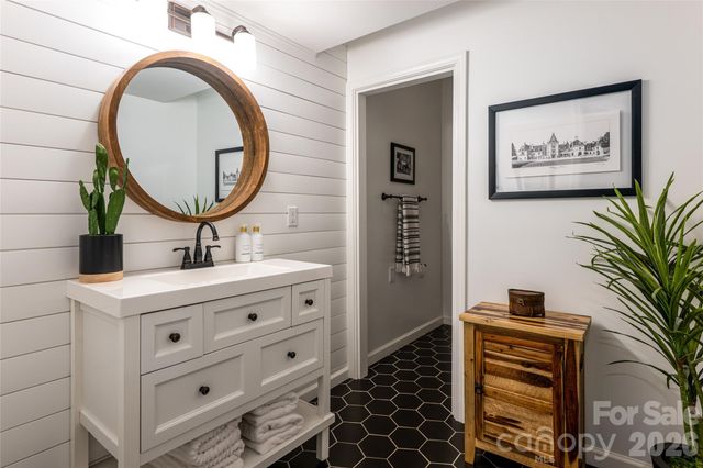 6 Oxford Court, Asheville, NC 28804