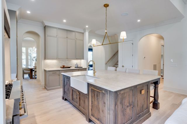 811 Neartop Dr, Nashville, TN 37205