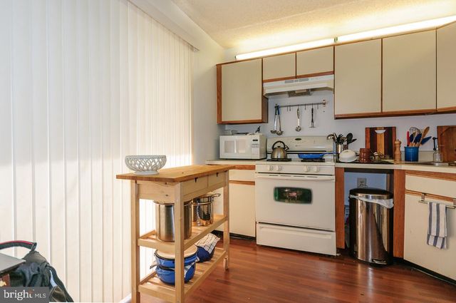 2 STOUT CT, Lawrence Township, NJ 08648