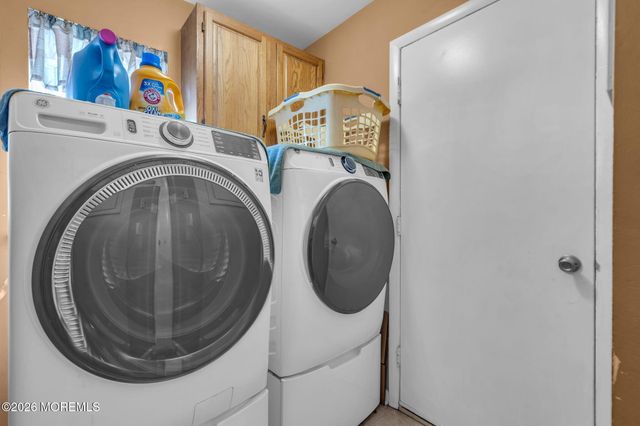 19 Weybridge Place, Manchester, NJ 08759