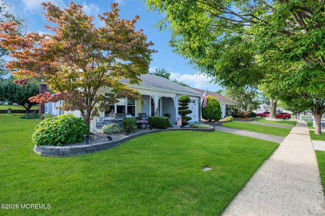 19 Weybridge Place, Manchester, NJ 08759