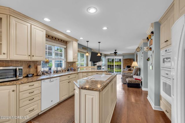 19 Weybridge Place, Manchester, NJ 08759
