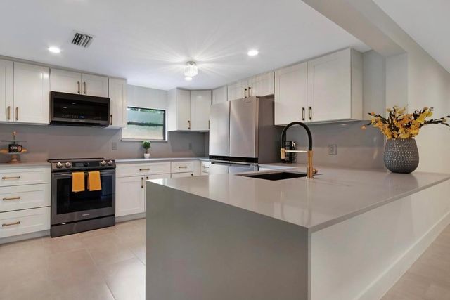 537 NE 14th Court, Fort Lauderdale, FL 33304