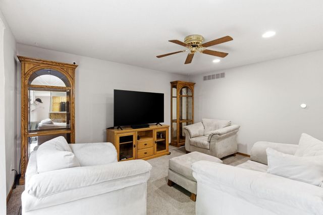 2112 Parkwood Hills Drive NE, Rochester, MN 55906