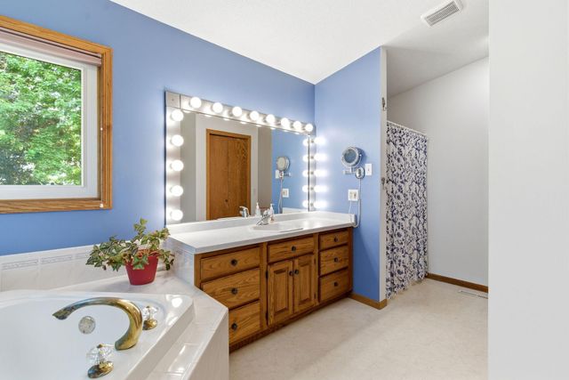 2112 Parkwood Hills Drive NE, Rochester, MN 55906