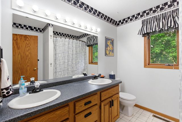 2112 Parkwood Hills Drive NE, Rochester, MN 55906