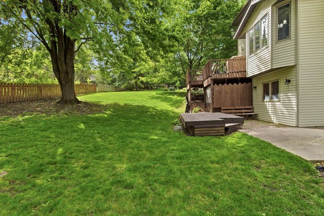 2112 Parkwood Hills Drive NE, Rochester, MN 55906