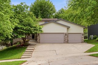 2112 Parkwood Hills Drive NE, Rochester, MN 55906