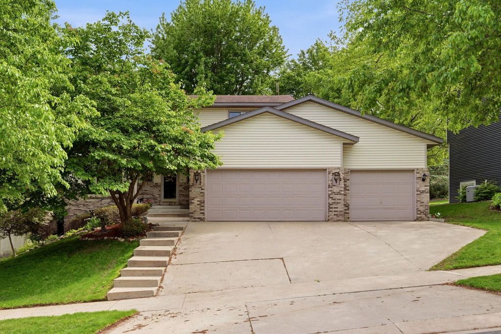 2112 Parkwood Hills Drive NE, Rochester, MN 55906