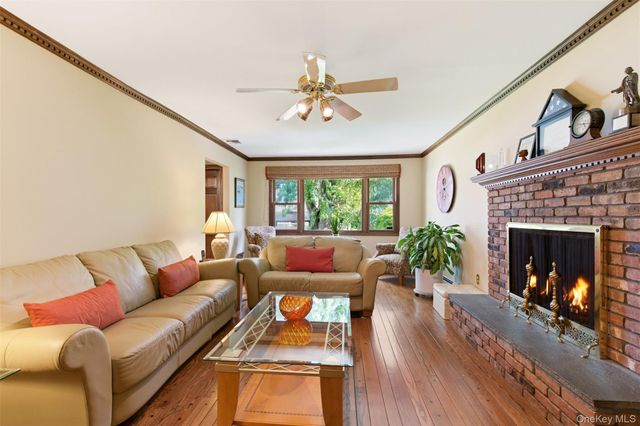7 Lawrence Court, Syosset, NY 11791
