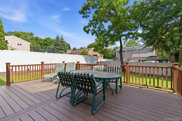 7 Lawrence Court, Syosset, NY 11791