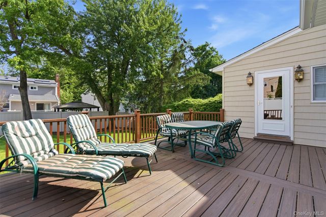 7 Lawrence Court, Syosset, NY 11791