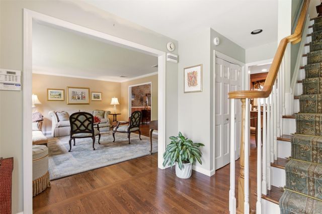7 Lawrence Court, Syosset, NY 11791