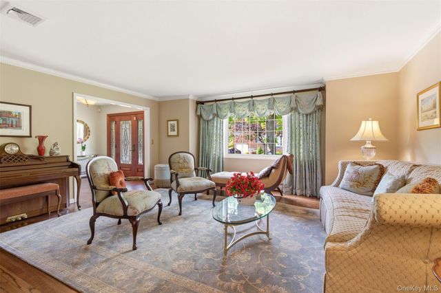 7 Lawrence Court, Syosset, NY 11791