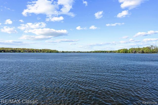 10584 Bob White Beach Boulevard, Whitmore Lake, MI 48189