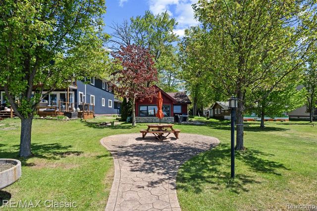10584 Bob White Beach Boulevard, Whitmore Lake, MI 48189