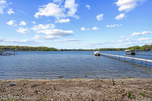 10584 Bob White Beach Boulevard, Whitmore Lake, MI 48189