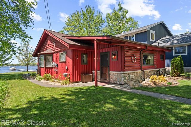 10584 Bob White Beach Boulevard, Whitmore Lake, MI 48189