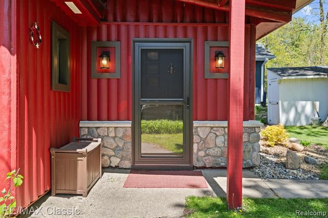 10584 Bob White Beach Boulevard, Whitmore Lake, MI 48189