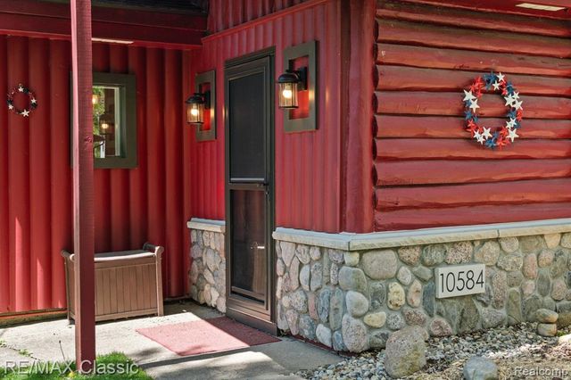 10584 Bob White Beach Boulevard, Whitmore Lake, MI 48189