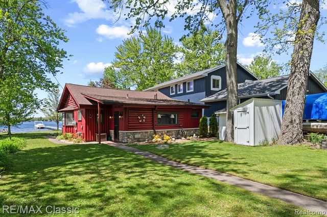 10584 Bob White Beach Boulevard, Whitmore Lake, MI 48189