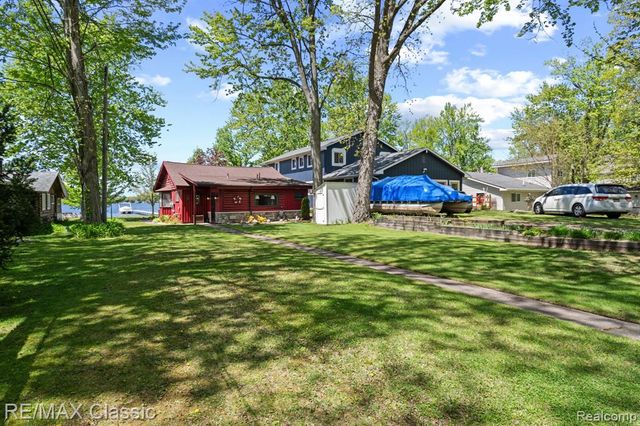 10584 Bob White Beach Boulevard, Whitmore Lake, MI 48189