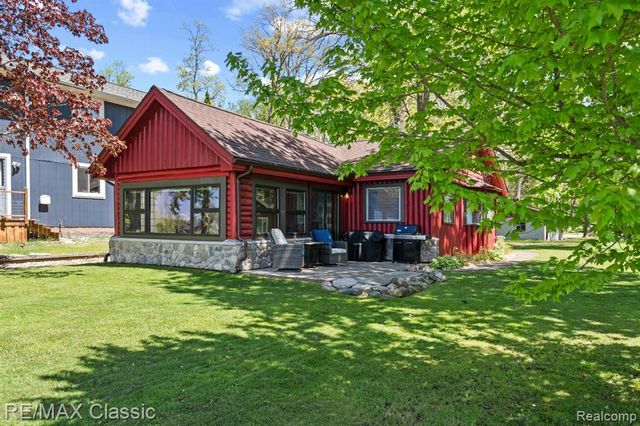 10584 Bob White Beach Boulevard, Whitmore Lake, MI 48189
