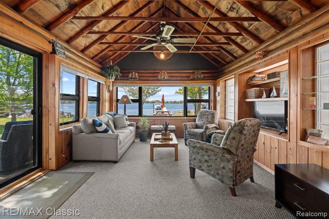 10584 Bob White Beach Boulevard, Whitmore Lake, MI 48189