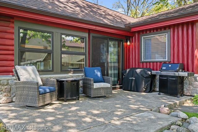 10584 Bob White Beach Boulevard, Whitmore Lake, MI 48189