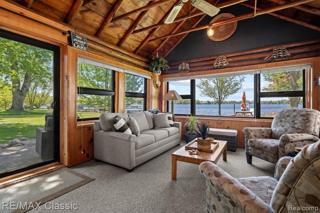 10584 Bob White Beach Boulevard, Whitmore Lake, MI 48189
