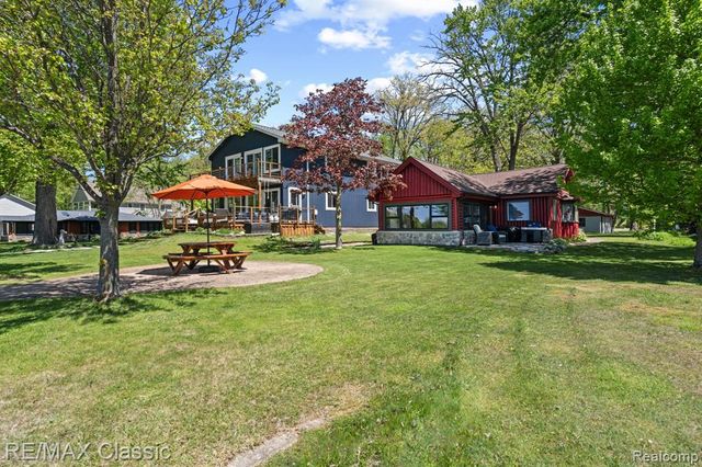 10584 Bob White Beach Boulevard, Whitmore Lake, MI 48189