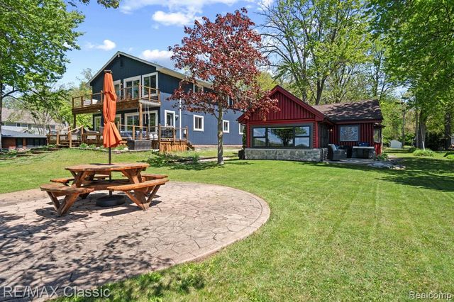 10584 Bob White Beach Boulevard, Whitmore Lake, MI 48189