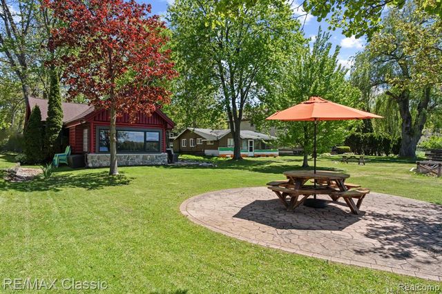 10584 Bob White Beach Boulevard, Whitmore Lake, MI 48189