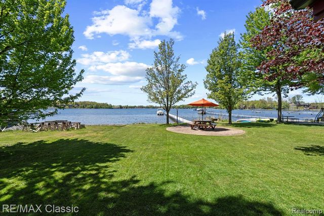 10584 Bob White Beach Boulevard, Whitmore Lake, MI 48189