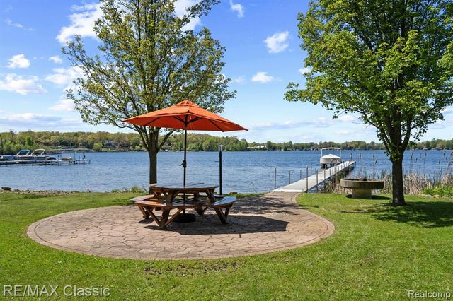 10584 Bob White Beach Boulevard, Whitmore Lake, MI 48189