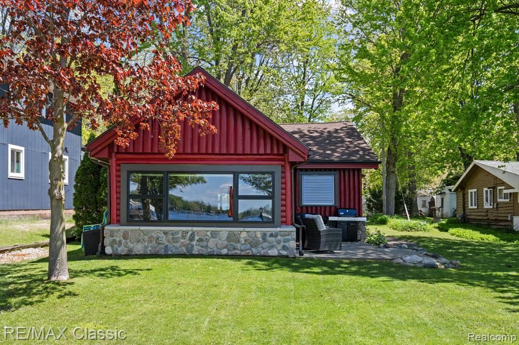 10584 Bob White Beach Boulevard, Whitmore Lake, MI 48189