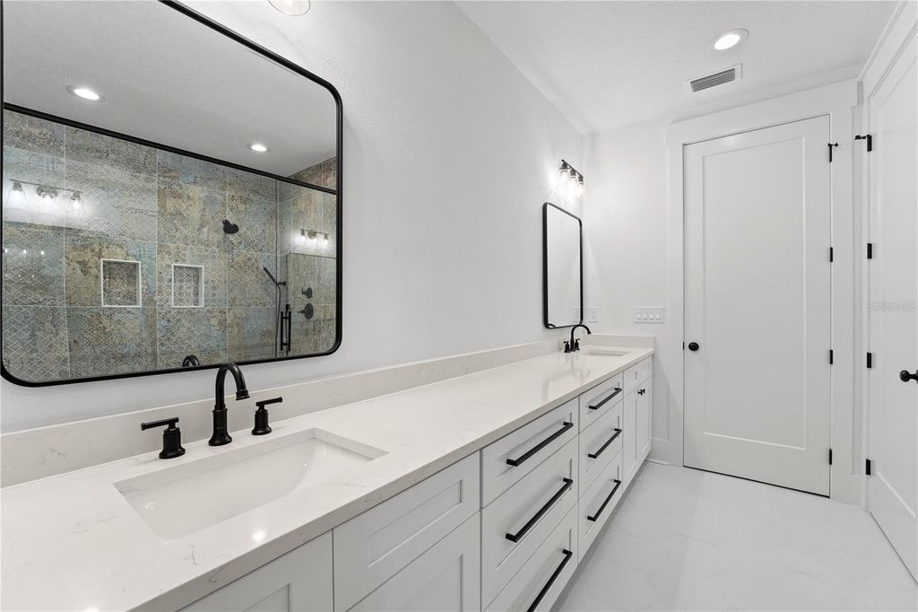 Image 43 of property listing at 115 W HIAWATHA STREET 1/2, Tampa, FL 33604