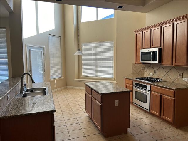 2951 N Camino Lagos, Grand Prairie, TX 75054