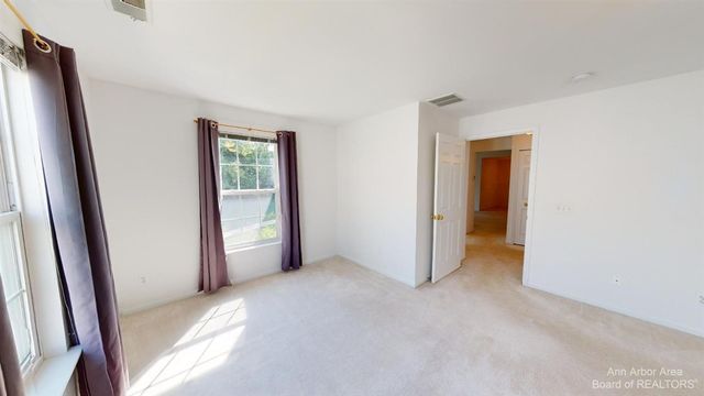 2802 S Knightsbridge Circle, Ann Arbor, MI 48105