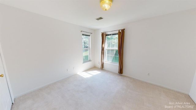 2802 S Knightsbridge Circle, Ann Arbor, MI 48105