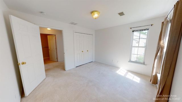 2802 S Knightsbridge Circle, Ann Arbor, MI 48105