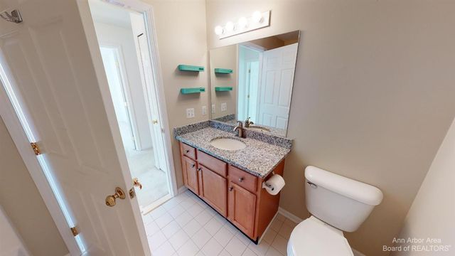 2802 S Knightsbridge Circle, Ann Arbor, MI 48105