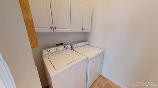 2802 S Knightsbridge Circle, Ann Arbor, MI 48105
