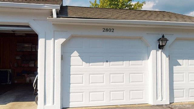 2802 S Knightsbridge Circle, Ann Arbor, MI 48105