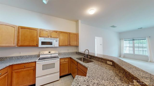 2802 S Knightsbridge Circle, Ann Arbor, MI 48105