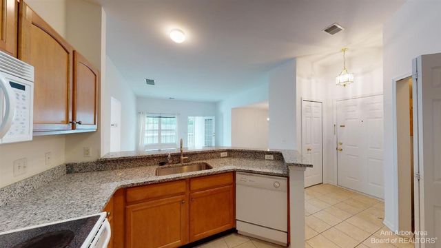2802 S Knightsbridge Circle, Ann Arbor, MI 48105