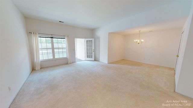 2802 S Knightsbridge Circle, Ann Arbor, MI 48105
