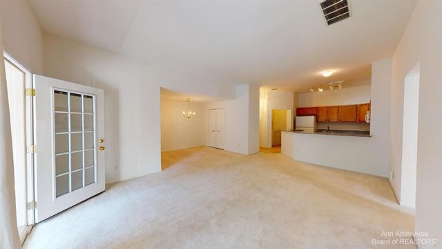 2802 S Knightsbridge Circle, Ann Arbor, MI 48105
